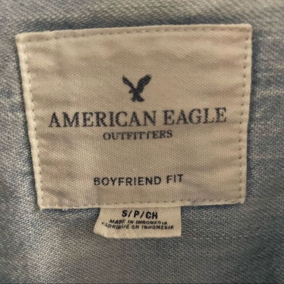 American Eagle ~ light denim wash button down shirt ~ size Small - Picture 3 of 4